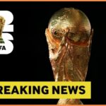 Trofej Svetového pohára FIFA a banner s najnovšími správami