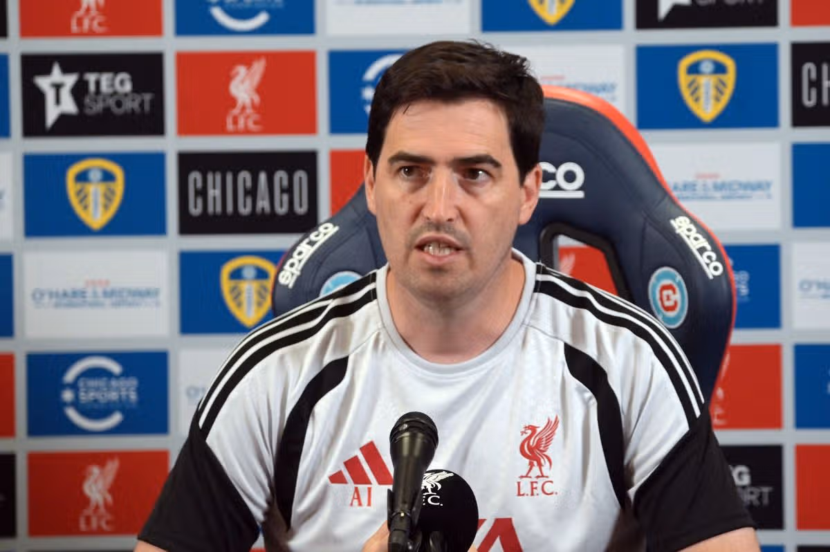 Andoni Iraola hovorí počas tlačovej konferencie