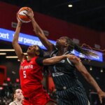 19. júla 2026; College Park, Georgia, USA; Stredová útočníčka Chicaga Sky Elizabeth Williamsová (1) blokovala strelu proti útočníkovi Atlanta Dream Angelovi Reese (5) počas prvého štvrťroka v Gateway Center Arena v College Parku. Povinný kredit: Jordan Godfree-Imagn Images
