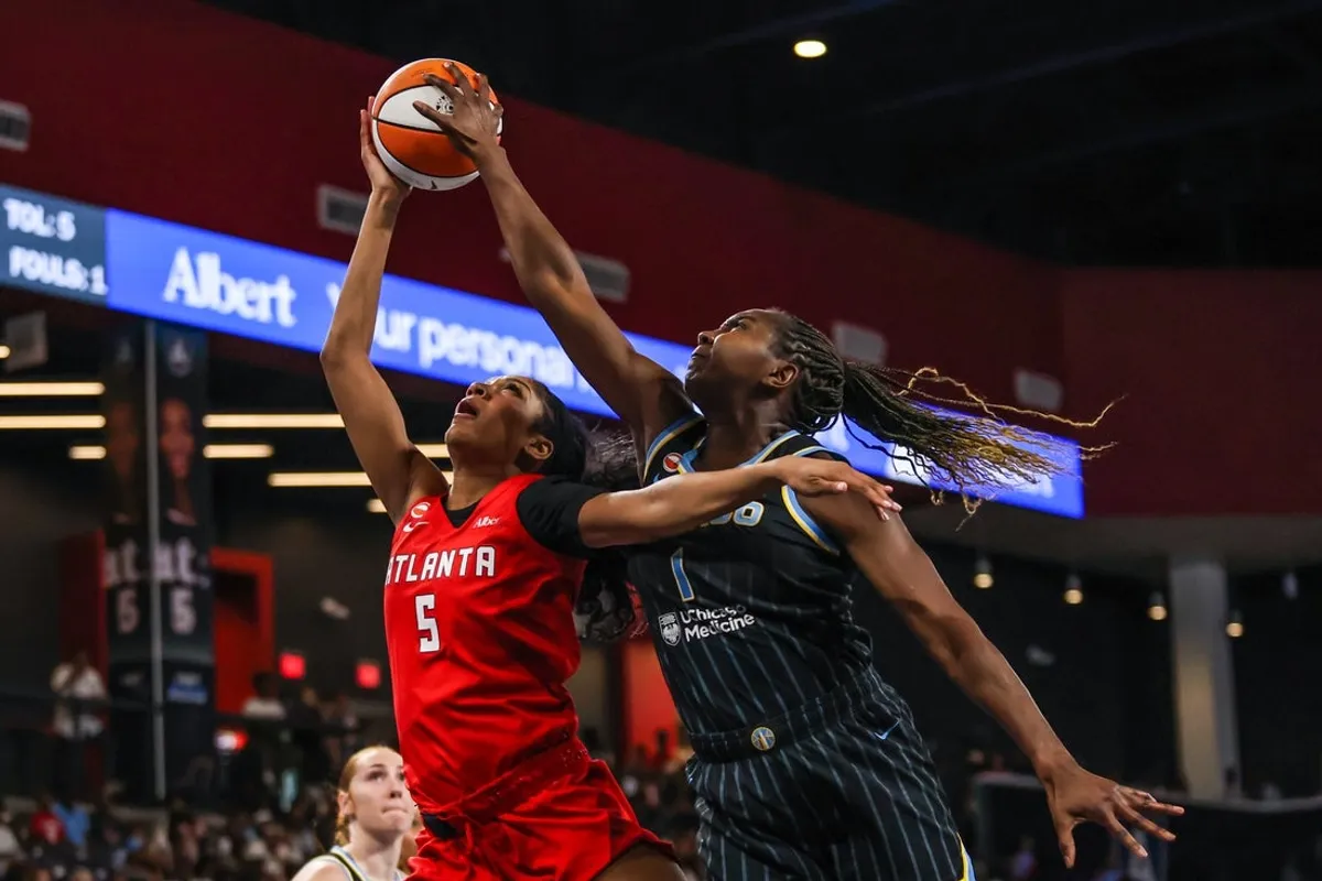 19. júla 2026; College Park, Georgia, USA; Stredová útočníčka Chicaga Sky Elizabeth Williamsová (1) blokovala strelu proti útočníkovi Atlanta Dream Angelovi Reese (5) počas prvého štvrťroka v Gateway Center Arena v College Parku. Povinný kredit: Jordan Godfree-Imagn Images