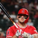 16. júna 2026; Phoenix, Arizona, USA; Stredopoliar Los Angeles Angels Mike Trout (27) vyzerá v prvej zmene proti Arizona Diamondbacks na Chase Field. Povinný kredit: Matt Kartozian-Imagn Images
