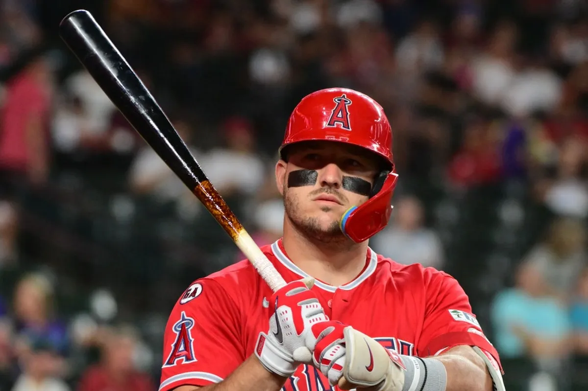 16. júna 2026; Phoenix, Arizona, USA; Stredopoliar Los Angeles Angels Mike Trout (27) vyzerá v prvej zmene proti Arizona Diamondbacks na Chase Field. Povinný kredit: Matt Kartozian-Imagn Images