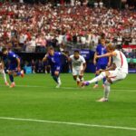 ARLINGTON, TEXAS – 17. JÚNA: Harry Kane z Anglicka minul z pokutového kopu skôr, ako rozhodca nariadil opakovať kop.