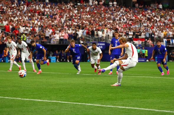 ARLINGTON, TEXAS – 17. JÚNA: Harry Kane z Anglicka minul z pokutového kopu skôr, ako rozhodca nariadil opakovať kop.