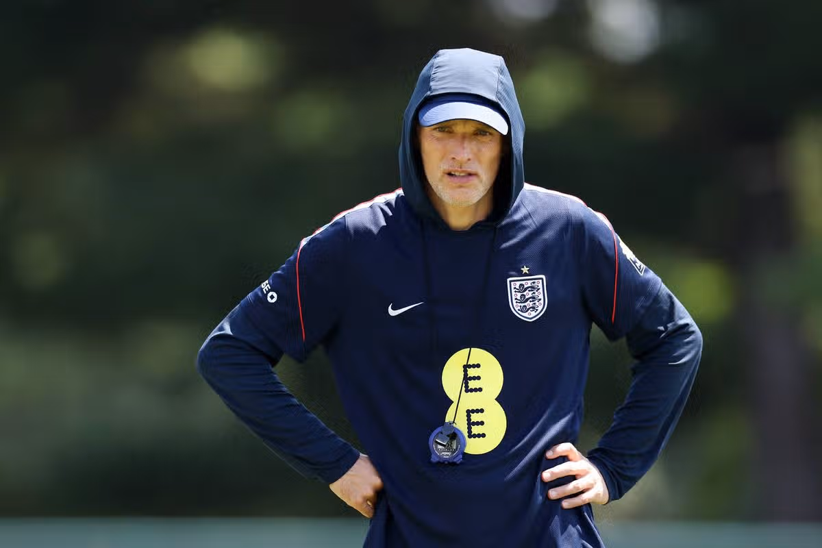 KANSAS CITY, KANSAS - júl 08: Thomas Tuchel, manažér Anglicka, sa pozerá počas tréningu Anglicka počas kempu Anglicka FIFA World Cup 2026 Camp 8. júla 2026 v Kansas City, Kansas. (Foto Eddie Keogh – The FA/The FA cez Getty Images)