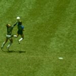 Argentínčan Diego Maradona vyrazil loptu okolo anglického brankára Petra Shiltona a skóroval