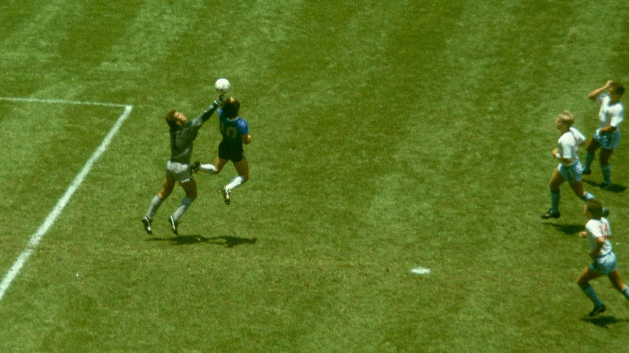 Argentínčan Diego Maradona vyrazil loptu okolo anglického brankára Petra Shiltona a skóroval