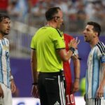 Lionel Messi sa rozpráva s rozhodcom