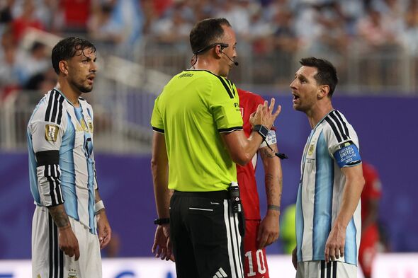 Lionel Messi sa rozpráva s rozhodcom