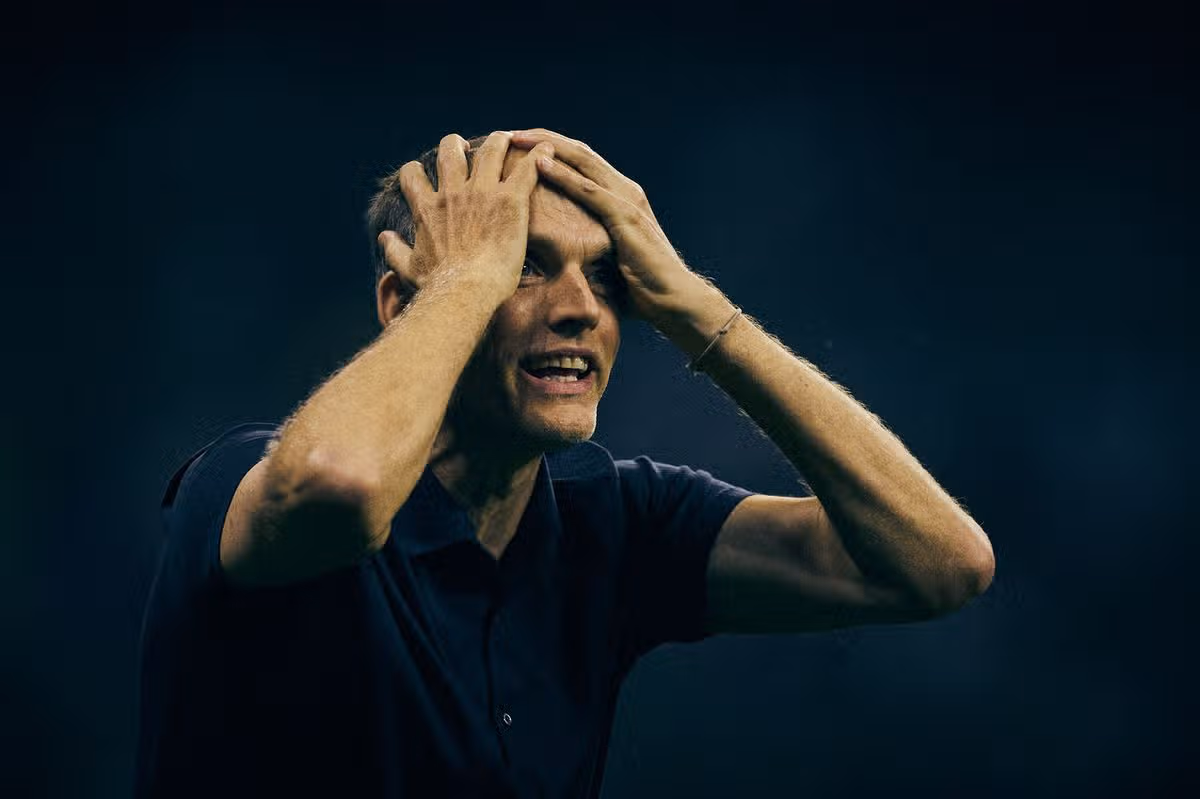 Thomas Tuchel s oboma rukami na hlave