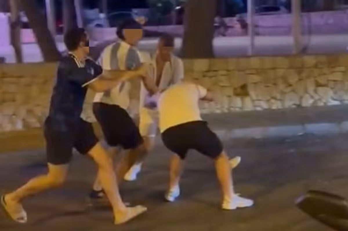 Fanúšikovia Anglicka a Argentíny bojujú