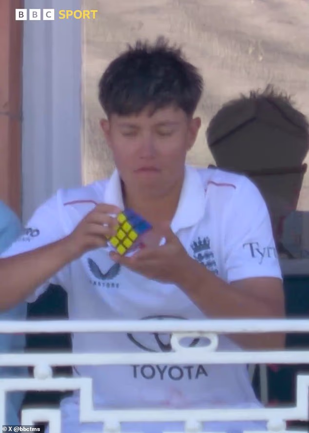 Anglická hráčka kriketu Issy Wong bola videná pri riešení Rubikovej kocky a povestne divoko s jej bokom na pokraji toho, že ju India v Lord's zbije.