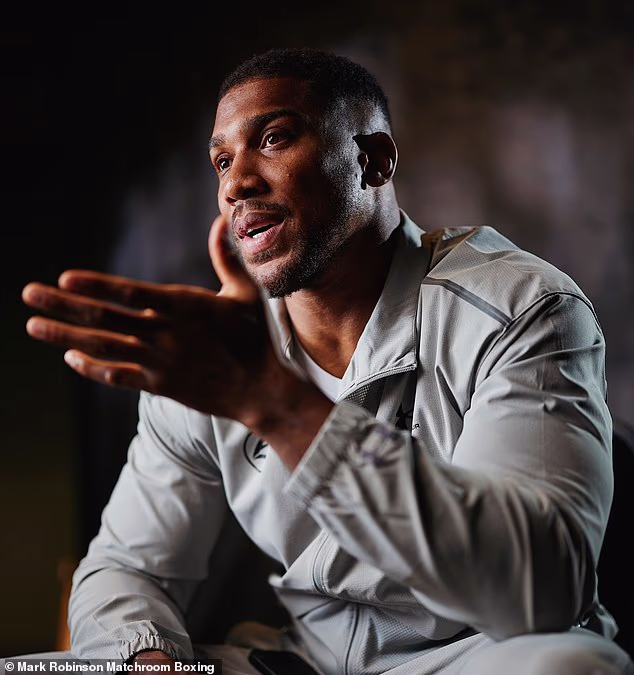 Anthony Joshua je v sobotu späť v akcii, keď sa v Saudskej Arábii stretne s Kristianom Prengom