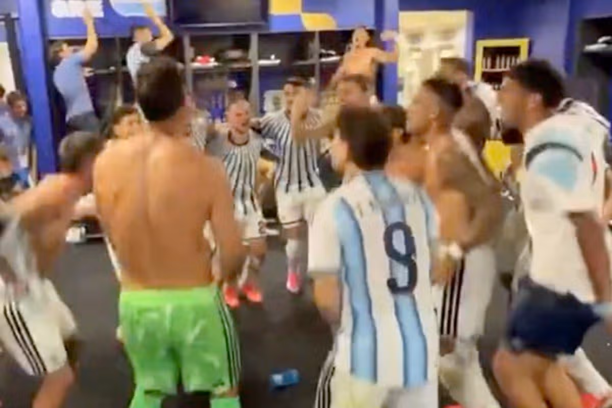 Hráči Argentíny spievajú v šatni