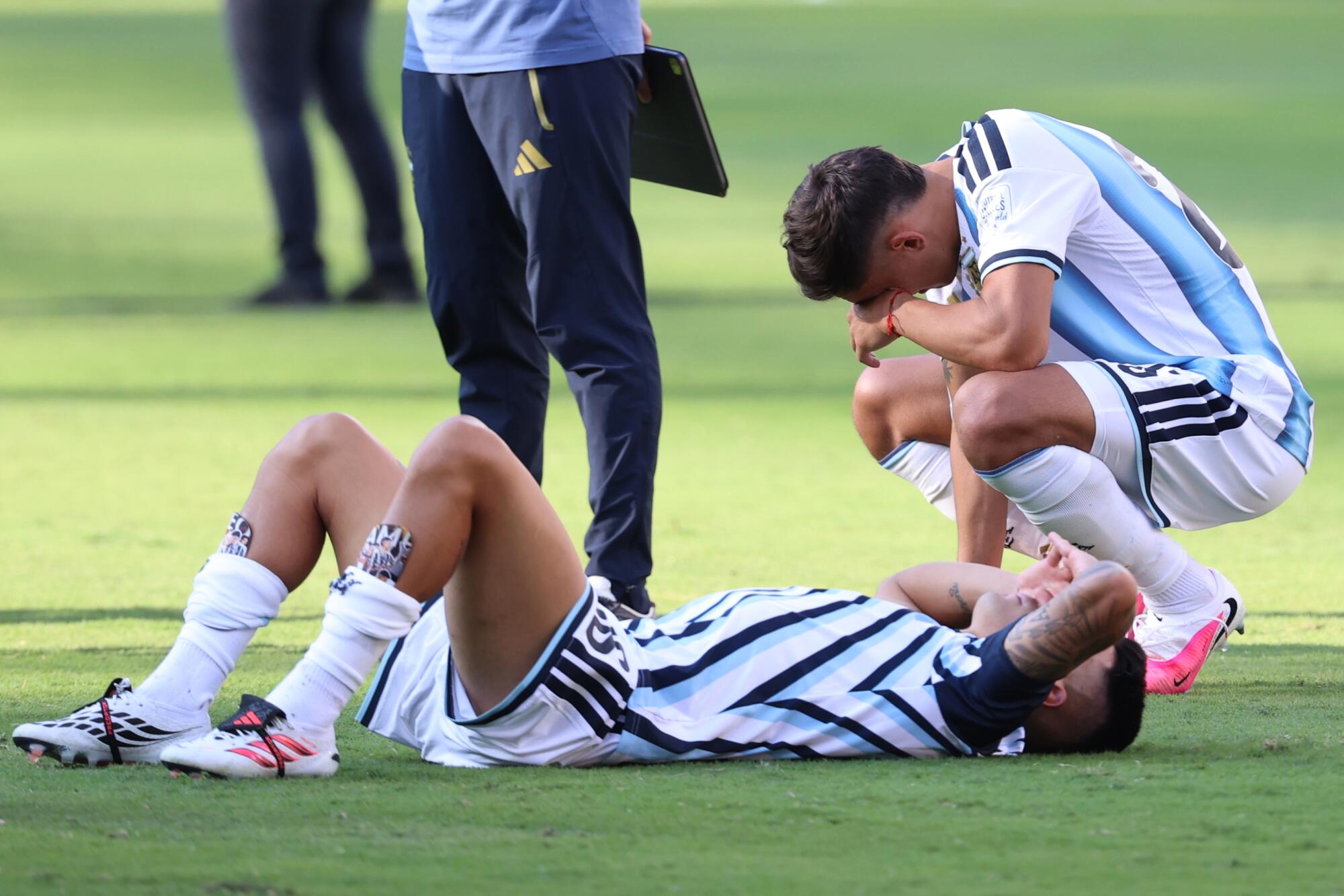 Najlepší Argentínčan Nahuel Molina reaguje po víťazstve Španielska vo finále majstrovstiev sveta medzi Španielskom a Argentínou v East Rutherford, NJ