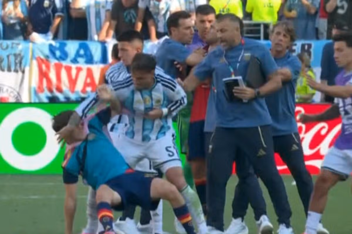 Leandro Paredes hádzal údery