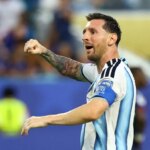 3. júla 2026; Miami Gardens, Florida, USA; Argentínčan Lionel Messi oslavuje po tom, čo Lisandro Martinez strelil ich druhý gól. Povinný kredit: Nathan Ray Seebeck-Imagn Images
