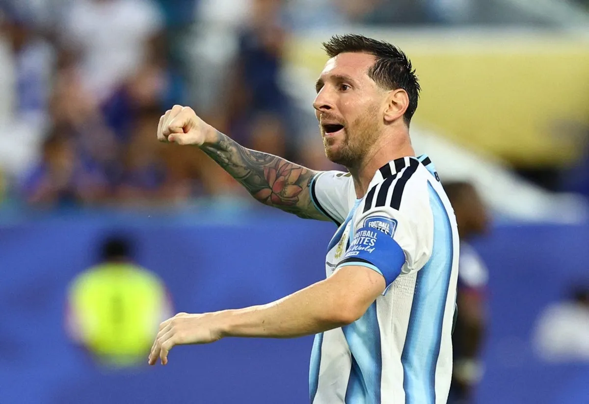 3. júla 2026; Miami Gardens, Florida, USA; Argentínčan Lionel Messi oslavuje po tom, čo Lisandro Martinez strelil ich druhý gól. Povinný kredit: Nathan Ray Seebeck-Imagn Images
