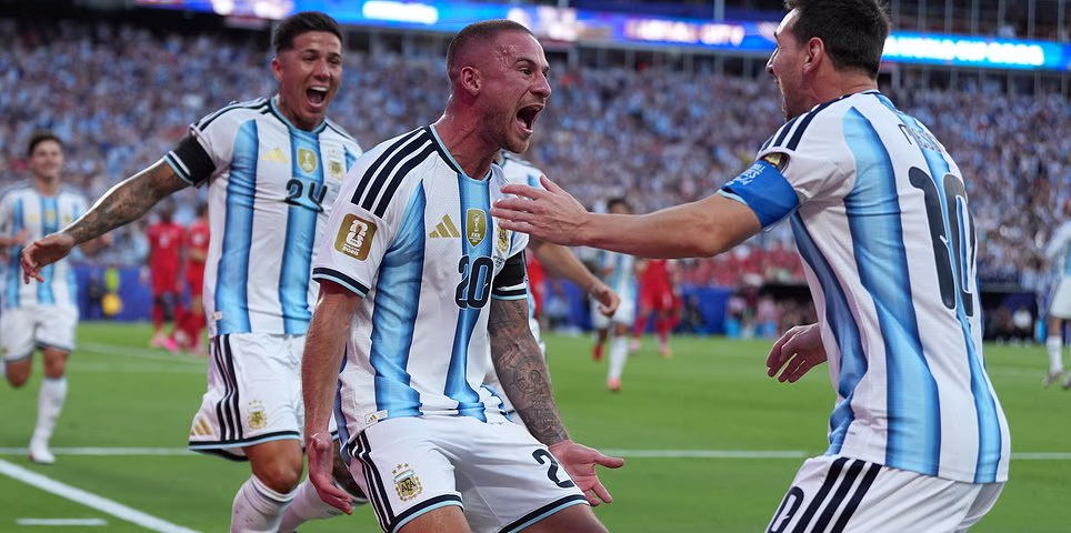 Argentína vs Švajčiarsko – štvrťfinále majstrovstiev sveta NAŽIVO: Alexis Mac Allister vedie obhajcov titulu už o 10 minút – Anglicko čaká semifinále