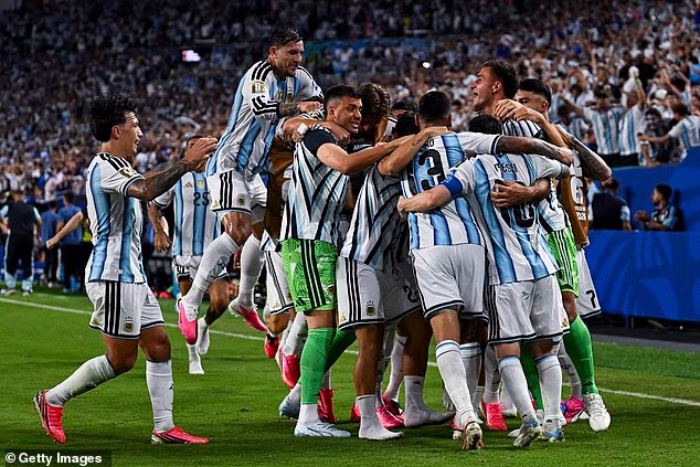 Argentína zvíťazila nad Kapverdami v Miami vďaka neskorej hlavičke Cristiana Romera, ktorý odrazil rameno obrancu.