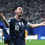 Lionel Messi oslavuje s fanúšikmi na štadióne.