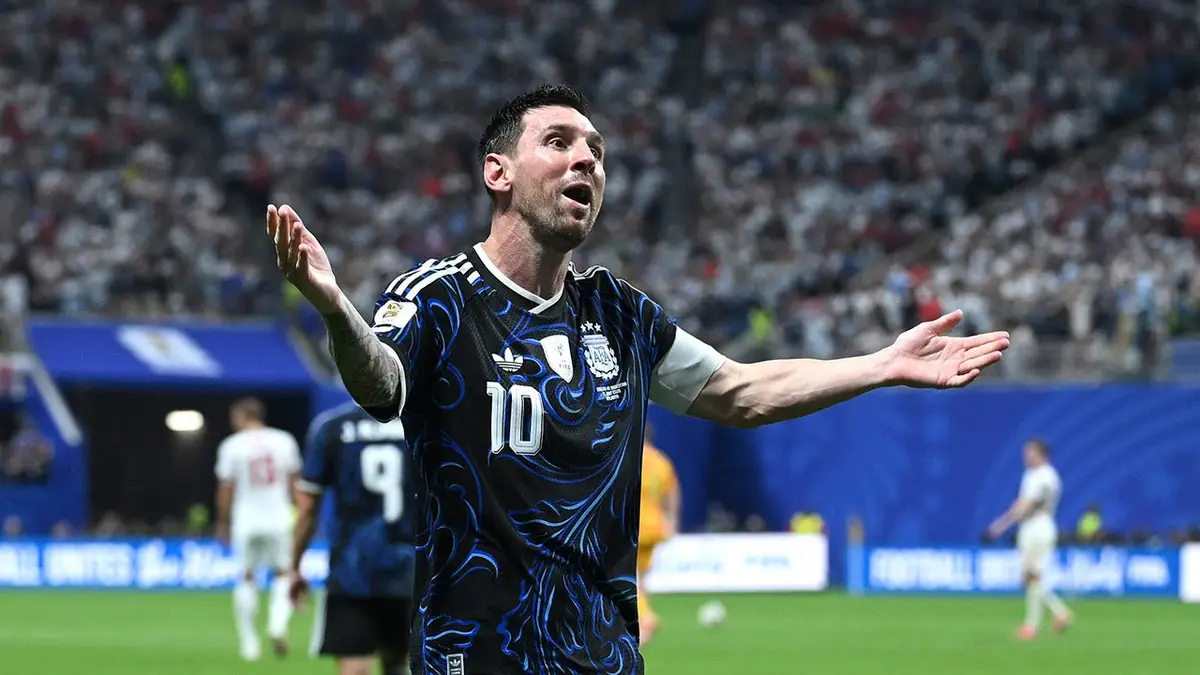 Lionel Messi oslavuje s fanúšikmi na štadióne.