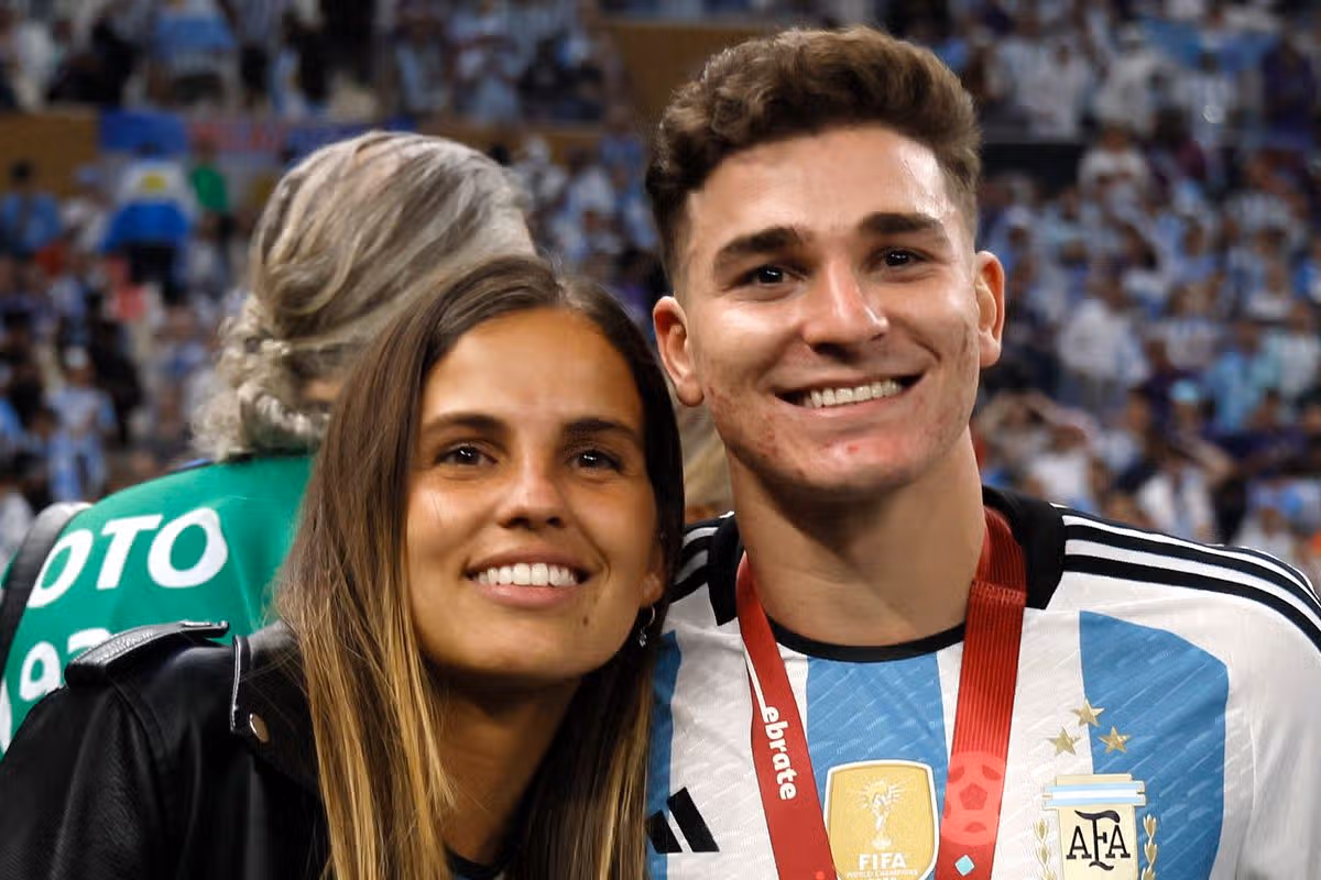 Julian Alvarez z Argentíny so zlatou medailou a bratia Rafael a Agustin s tričkami s číslom 9 a jeho priateľka Emilia Ferrero po finálovom zápase FIFA World Cup Qatar 2022 medzi Argentínou a Francúzskom na štadióne Lusail 18. decembra 2022 v Lusail City, Katar.