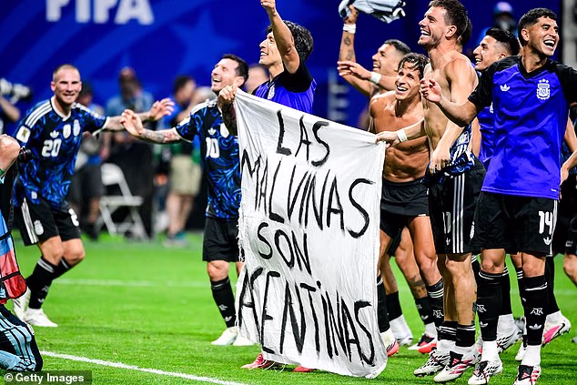 FIFA skúma disciplinárne konanie po tom, čo hráči Argentíny po semifinálovom víťazstve nad Anglickom zdvihli kontroverzný transparent s nárokom ich krajiny na Falklandské ostrovy.