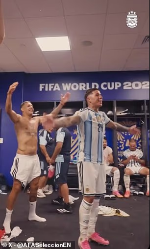 Hráči Argentíny oslávili víťazstvo nad Egyptom spievaním obľúbeného fanúšikovského chorálu, ktorý odkazuje na Falklandské ostrovy