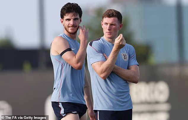 Declan Rice (vľavo) a Elliot Anderson boli určení ako dvaja kľúčoví hráči Argentíny, ak chcú poraziť Anglicko v semifinále majstrovstiev sveta, argentínska tlač