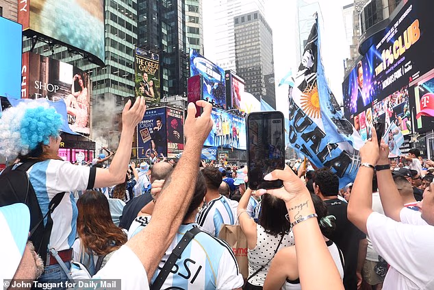 Newyorské námestie Time Square sa v sobotu zmenilo na modré a biele more po tom, čo fanúšikovia Argentíny ovládli oblasť pred víkendovým finále majstrovstiev sveta.
