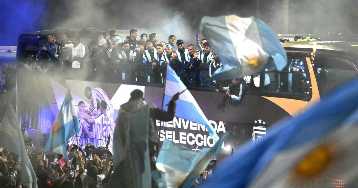 Argentínsky autobusový sprievod zadržaný 11 hráčmi, keď Lionel Messi odlieta domov | Futbal | Šport