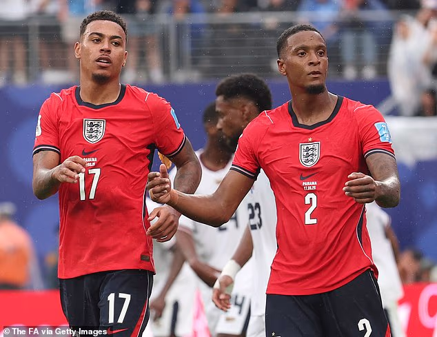 Arsenal sa toto leto chystá prestúpiť za Ezriho Konsu (vpravo) a Morgana Rogersa (vľavo) z Aston Villy