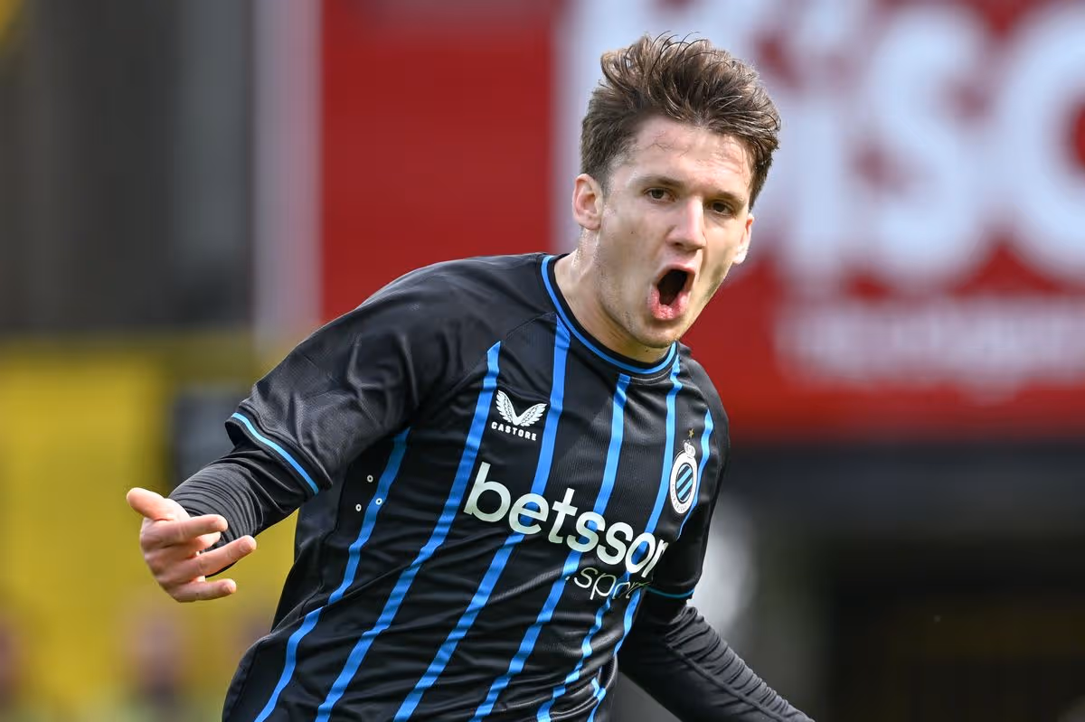 Christos Tzolis (8) z Club Brugge oslavuje po strelení gólu 3:0 počas sezóny Jupiler Pro League 2025 - 2026, prvý zápas v majstrovskom play off medzi Club Brugge KV a RSC Anderlecht na štadióne Jana Breydela 6. apríla 2026 v Bruggách v Belgicku