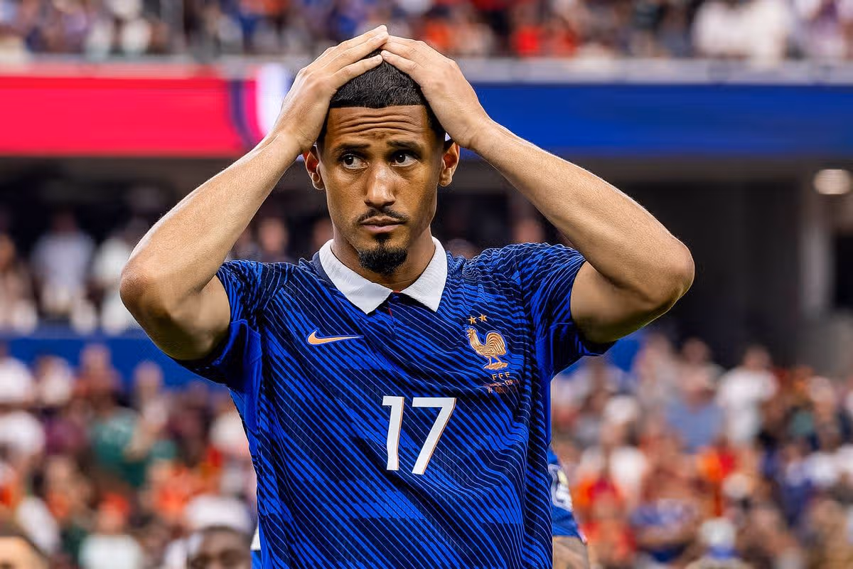 William Saliba z Francúzska počas zápasu majstrovstiev sveta 2026 medzi Francúzskom a Španielskom na štadióne Dallas 14. júla 2026 v Dallase v Spojených štátoch. (Foto: Stefan Koops/EYE4IMAGES/NurPhoto cez Getty Images)