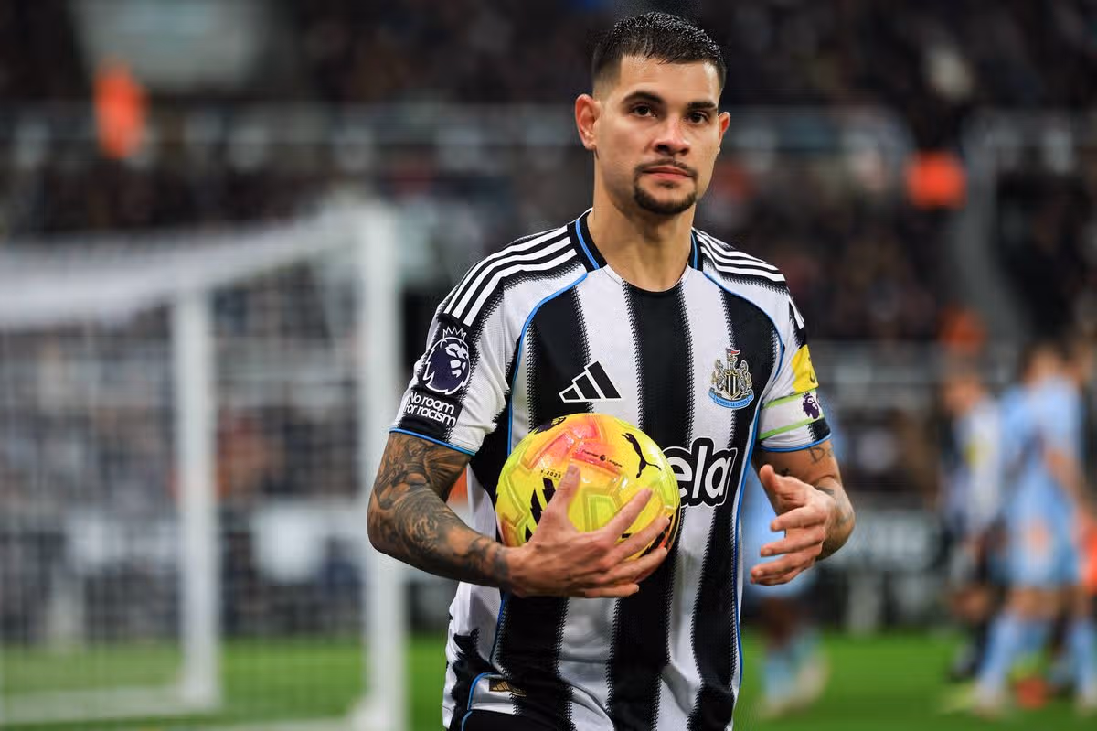 Bruno Guimaraes počas zápasu Premier League medzi Newcastlom United a Brentfordom v St James' Park.