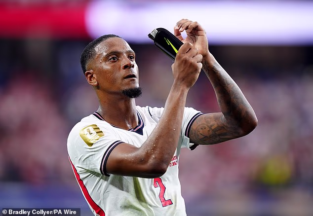 Arsenal toto leto hľadá obrancu Aston Villy a anglického obrancu Ezriho Konsu