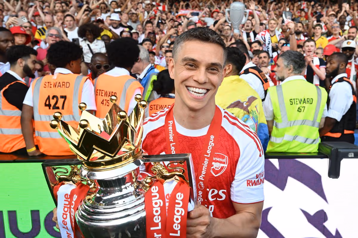 Leandro Trossard s trofejou Premier League
