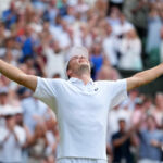 Arthur Fery z Británie oslavuje víťazstvo vo štvrtom kole mužskej dvojhry proti Grigorovi Dimitrovovi z Bulharska na tenisových majstrovstvách Wimbledonu v Londýne v pondelok 6. júla 2026.(
