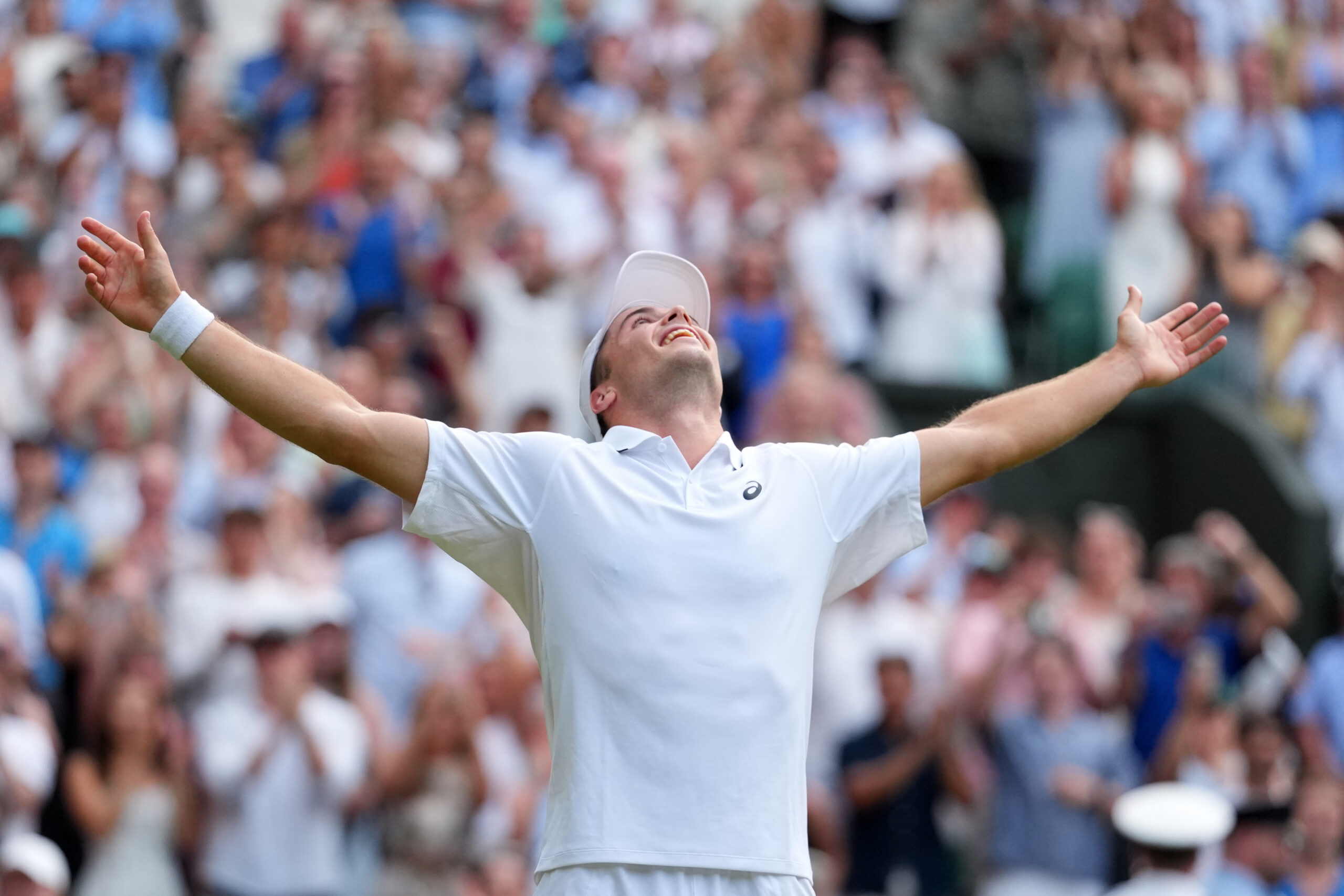 Arthur Fery z Británie oslavuje víťazstvo vo štvrtom kole mužskej dvojhry proti Grigorovi Dimitrovovi z Bulharska na tenisových majstrovstvách Wimbledonu v Londýne v pondelok 6. júla 2026.(