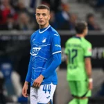 Fisnik Asllani v modrom drese Hoffenheimu počas zápasu.