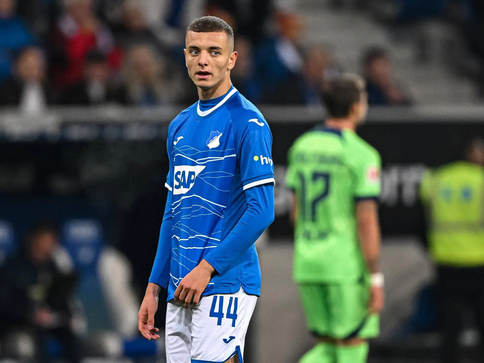Fisnik Asllani v modrom drese Hoffenheimu počas zápasu.