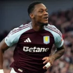 Jhon Duran oslavuje gól počas hry za Aston Villa.