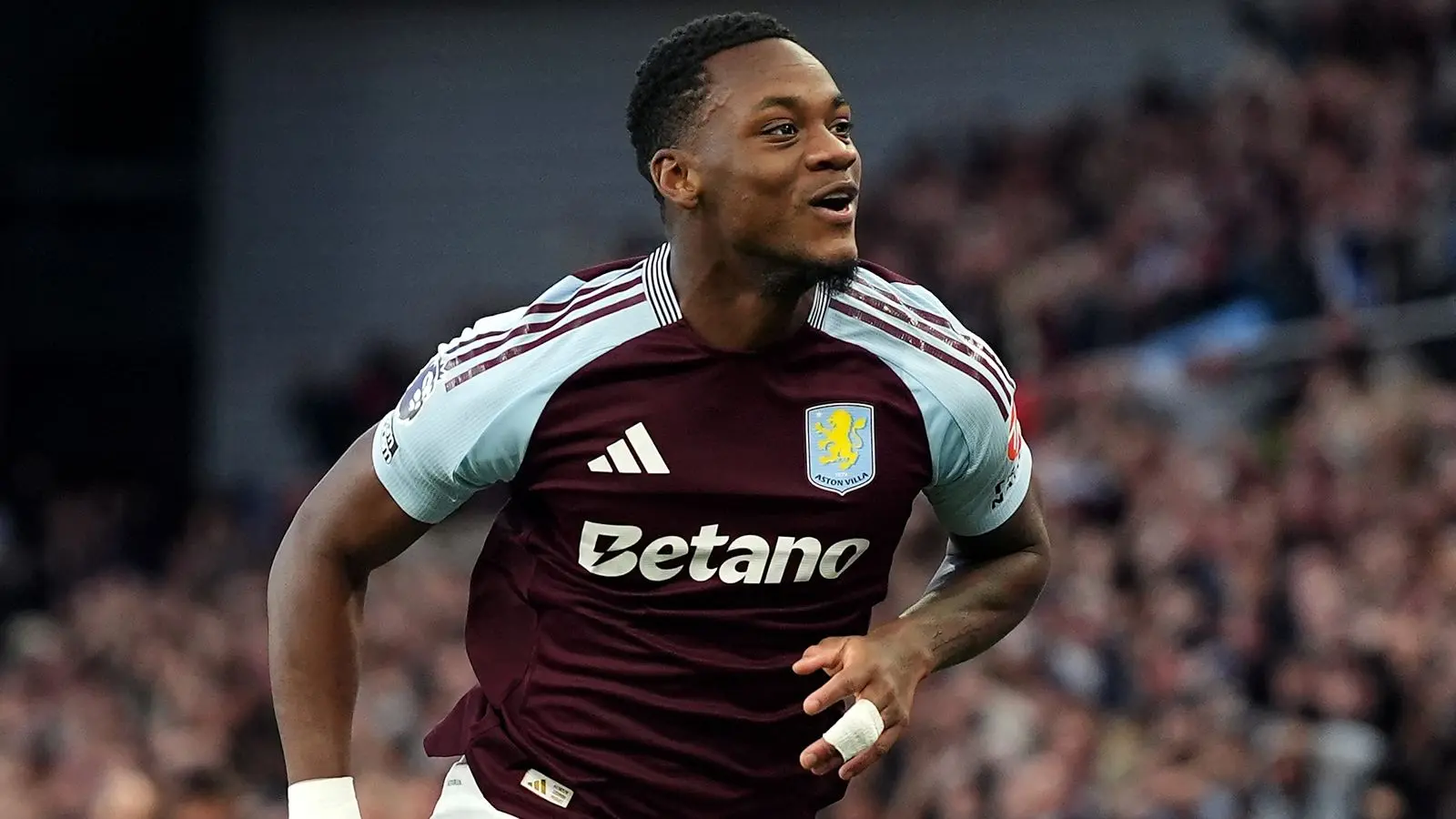 Jhon Duran oslavuje gól počas hry za Aston Villa.