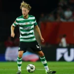 Morten Hjulmand v súprave Sporting CP dribluje futbalovou loptou počas zápasu.