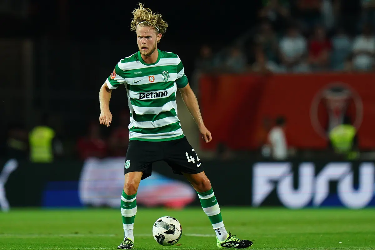 Morten Hjulmand v súprave Sporting CP dribluje futbalovou loptou počas zápasu.