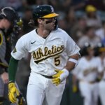 17. júna 2026; West Sacramento, Kalifornia, USA; Atletický shortstop Jacob Wilson (5) trafil singl počas šiestej smeny zápasu proti Pittsburgh Pirates v Sutter Health Park. Povinný kredit: Ed Szczepanski-Imagn Images