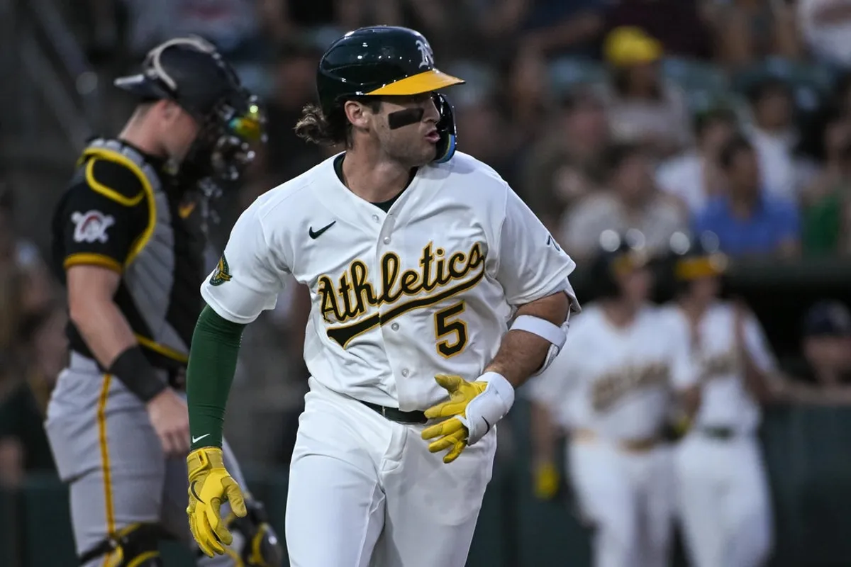 17. júna 2026; West Sacramento, Kalifornia, USA; Atletický shortstop Jacob Wilson (5) trafil singl počas šiestej smeny zápasu proti Pittsburgh Pirates v Sutter Health Park. Povinný kredit: Ed Szczepanski-Imagn Images