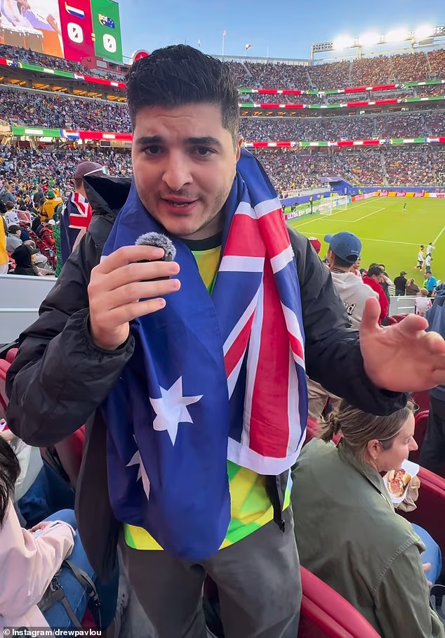 Aktivista Drew Pavlou (na fotke na majstrovstvách sveta) rozdelil futbalových fanúšikov tým, že označil kultúru fanúšikov Socceroos za „neznesiteľne prebudenú“