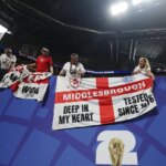 15. júla 2026; Atlanta, Georgia, USA; Anglickí fanúšikovia pred zápasom vyvesili na štadióne vlajky. Povinný kredit: Brett Davis-Imagn Images
